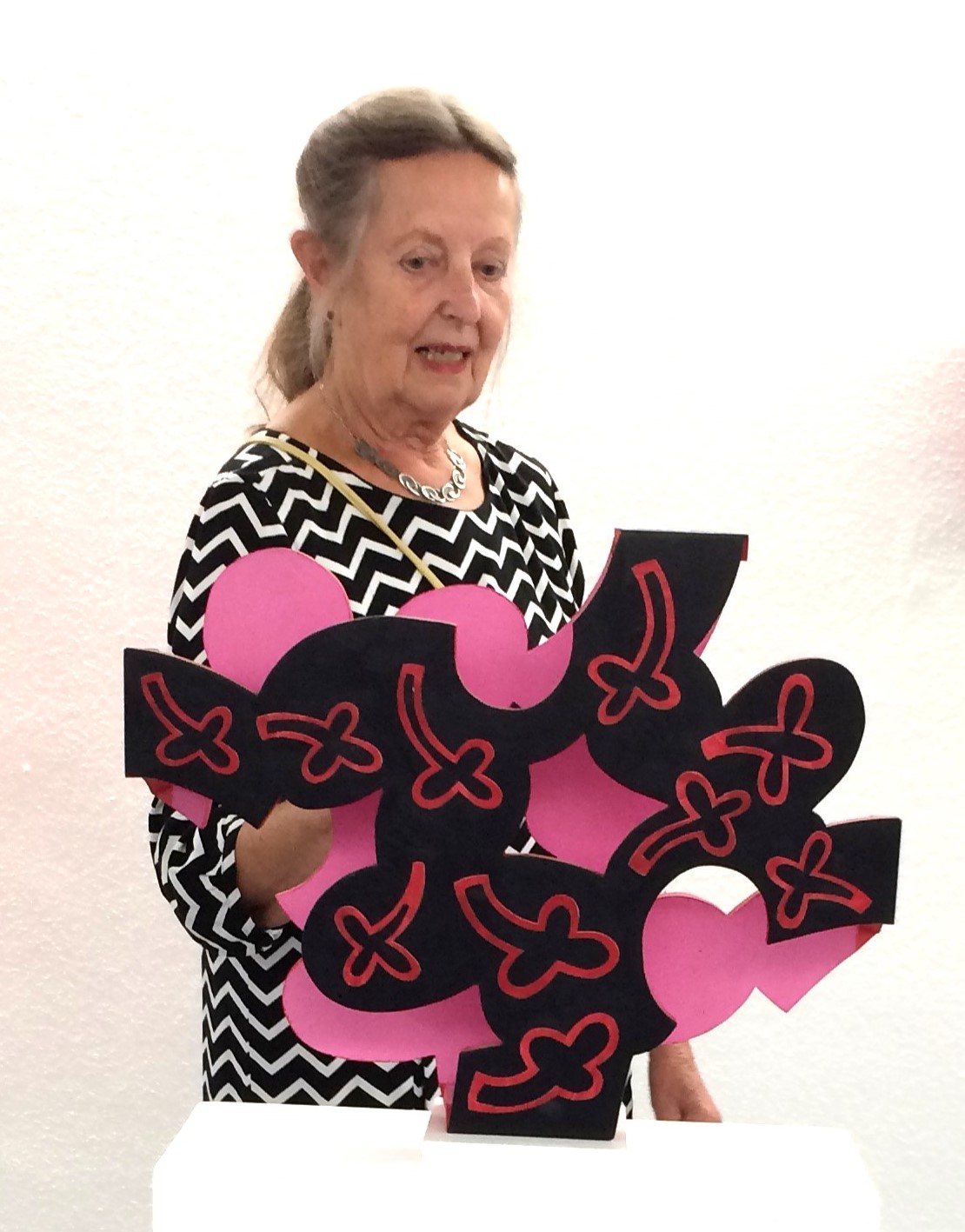 Barbara jäger mit Skulptur